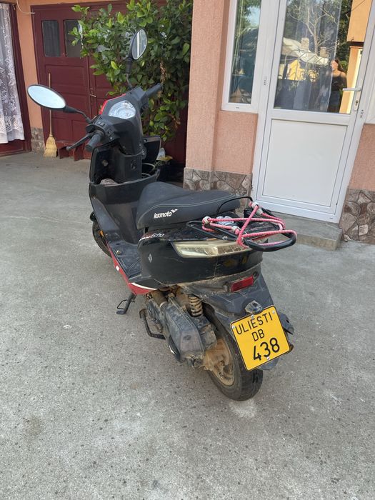 Vând scuter lexmoto