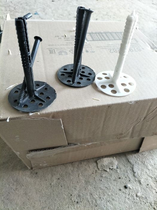 Монтажные гвозди и железный болт