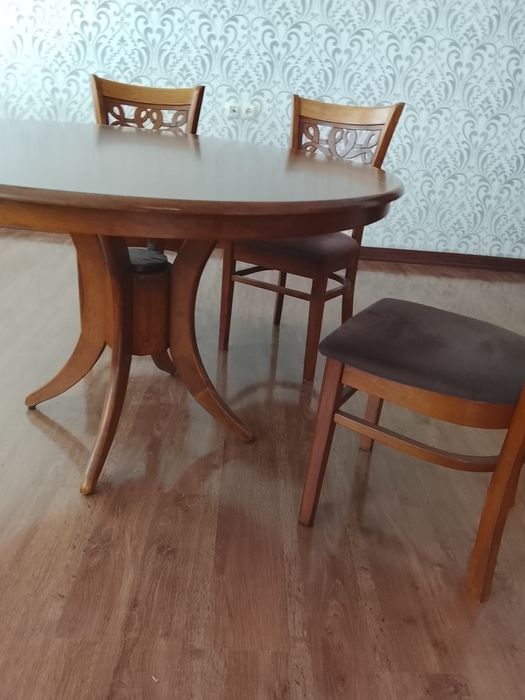 Стол со стульями