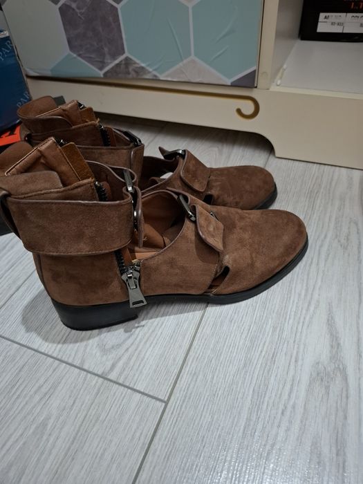 Аяқ киімдер сатылады