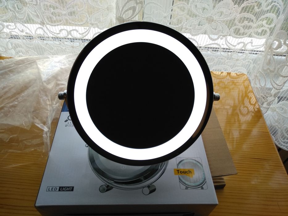 Ново козметично огледало