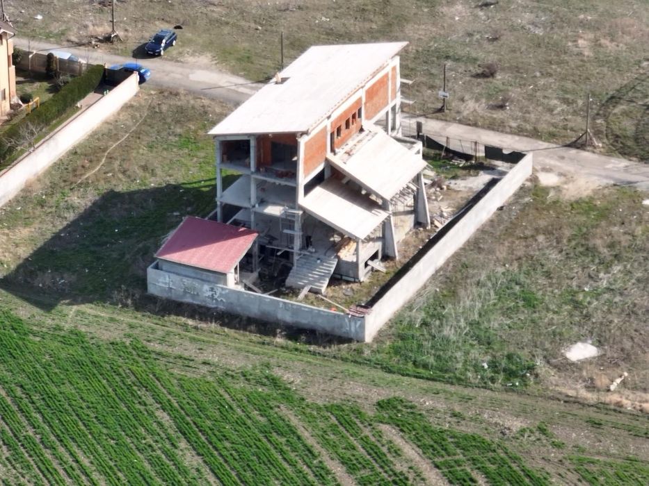 De Vanzare..Casă în construcție - 700 mp construiți + 800 mp teren | Zona Elvila, lângă Iac