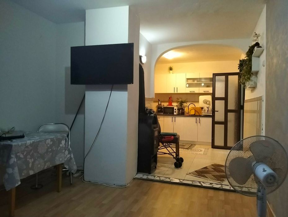 Apartament cu 3 camere, complet mobilat și utilat, gata de mutare.