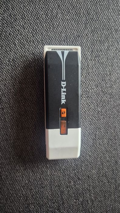 D-Link DWA-140 Wireless N USB адаптер.