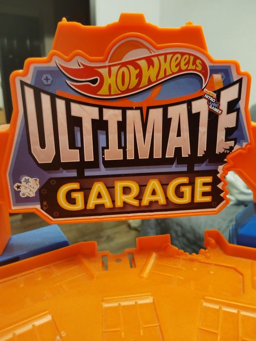 Hot wheels ultimate garage