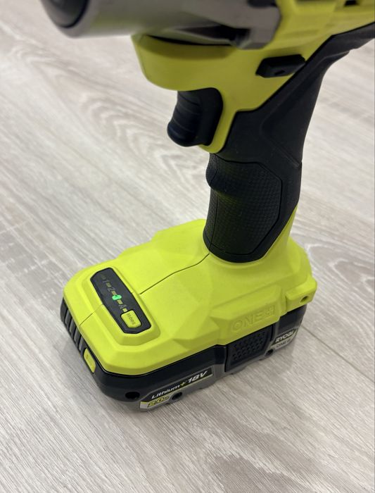 Акумулаторен-ударен гайковерт 1/2 Ryobi RIW18X[900Nm] с 2 батерии и зарядно
