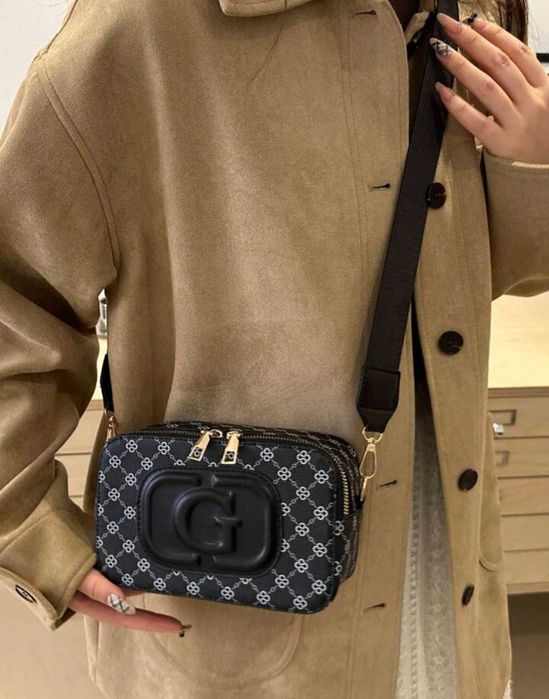 Малка черна чанта за рамо