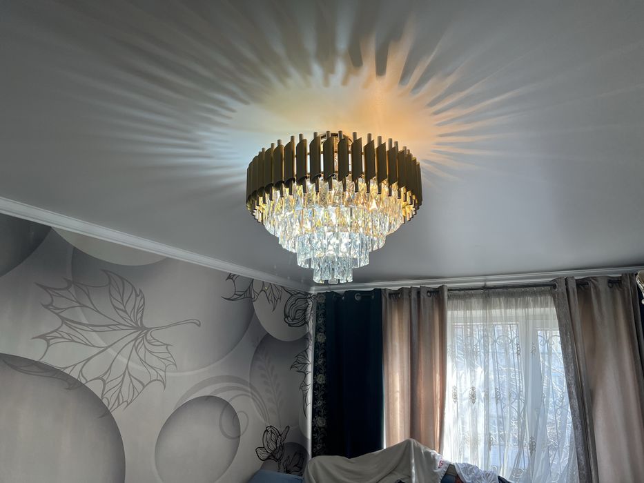 Люстра для комнаты в отличном состоянит