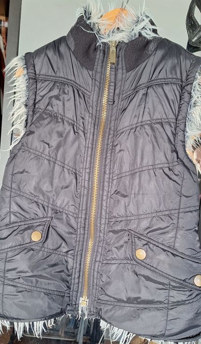 Vând vestă damă, 2 fețe, neagră și blăniță, mărimea M/L (40-42)
