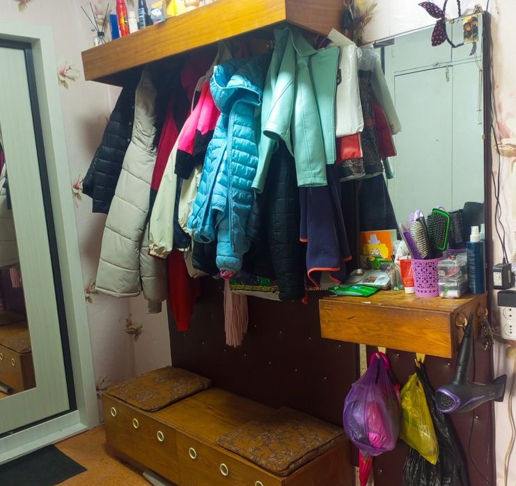 Шкаф с зеркалом, срочно