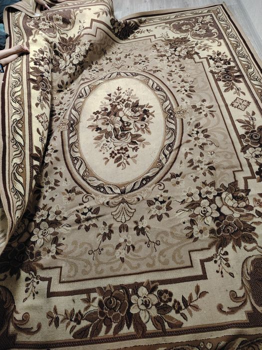 Продам ковёр с размером 294*394