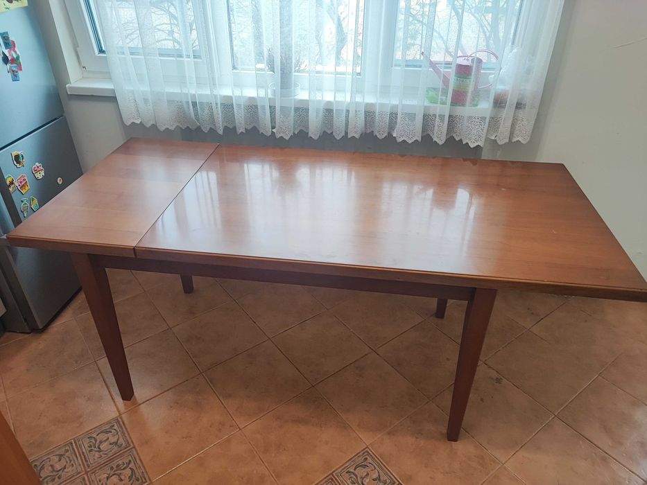 Масивна трапезна маса 140 на 80 и 4 стола