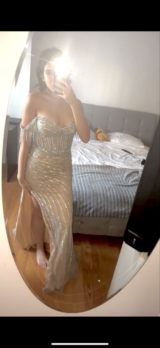 Rochie tip bijuterie cu trenă