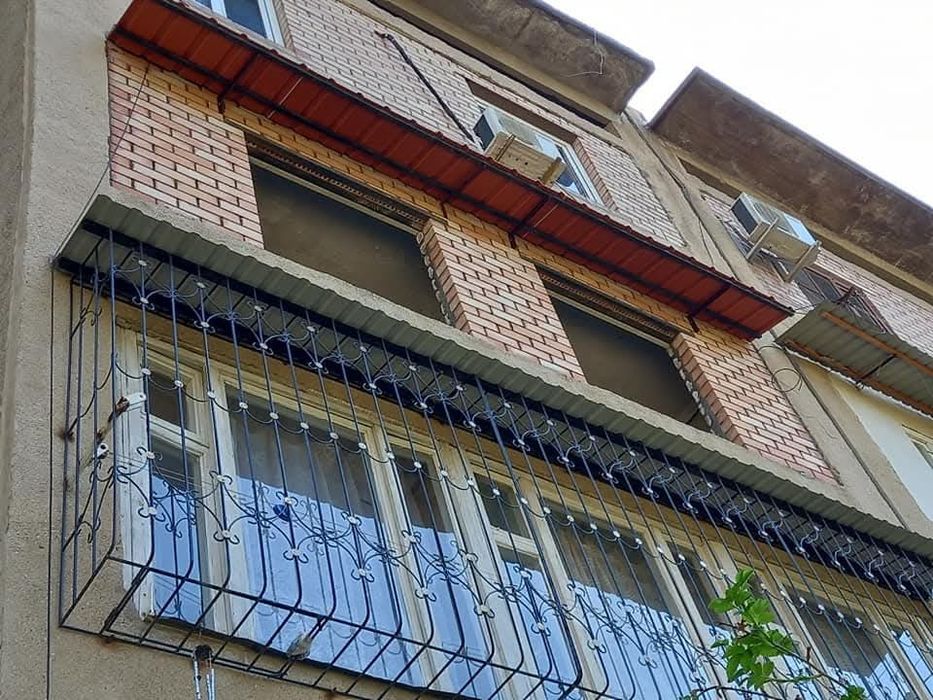 Установка козырьков над окнами на весы