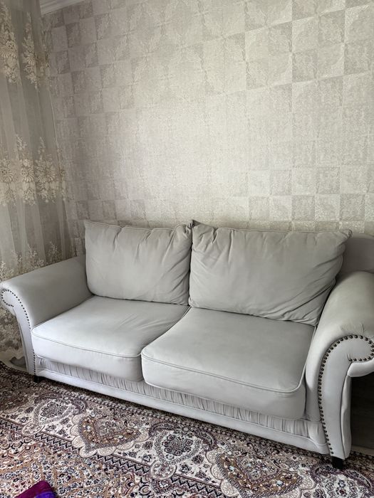 Диван раскладной  и стол  со стульями