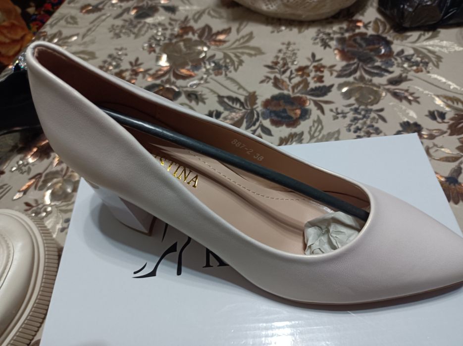 Oq tufli.sifatli xitoyniki.juda chiroyli yangi karopkada.