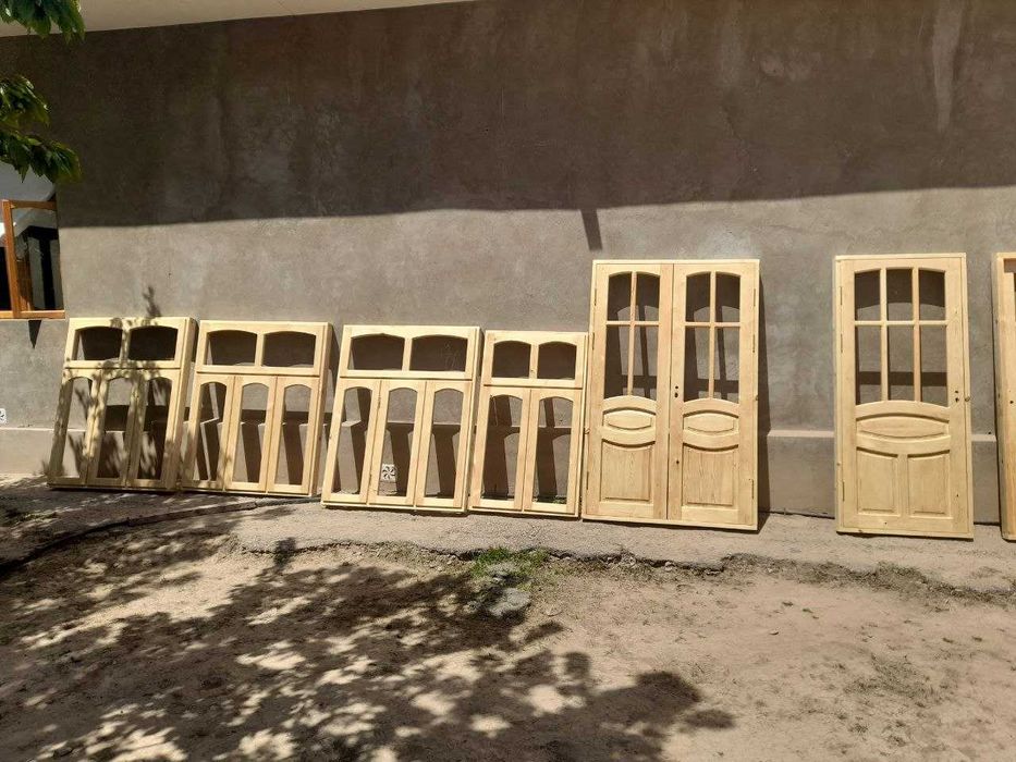 Окна и двери из дерева. Деревянные дверей и рамы