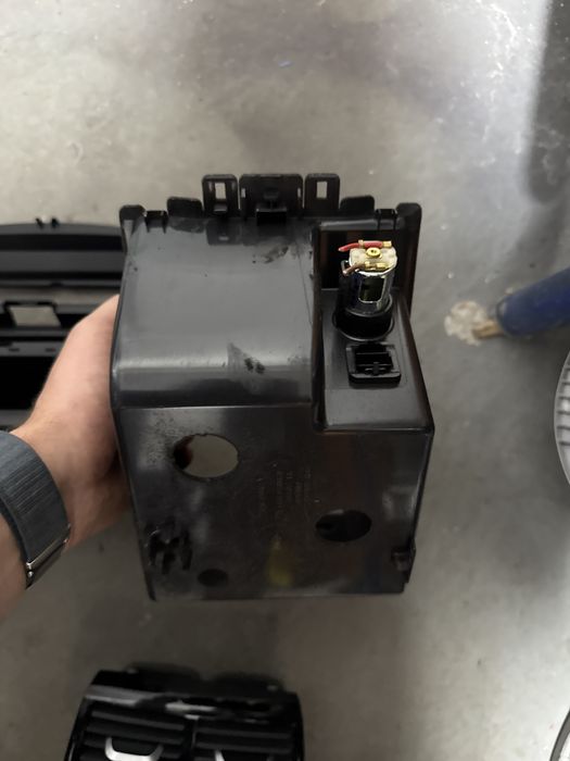 Bmw g30 g31 g11 usb порт, конзола , огледала капаци, лайсни,плафон,подлакътник части, духалки задни