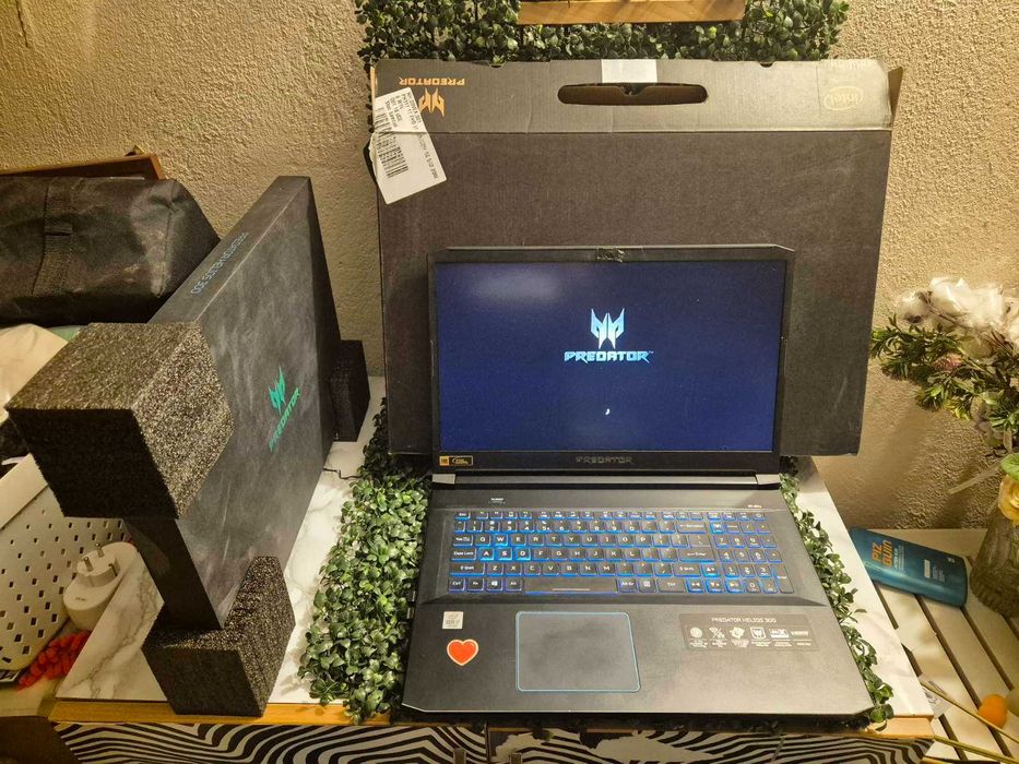 Acer Predator Helios 300 17.3 инчов екран + подарък