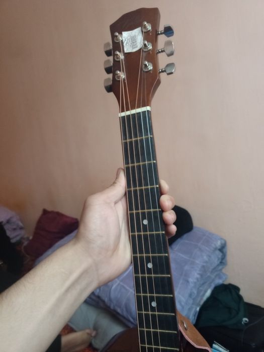 Akustik gitara  sotiladi