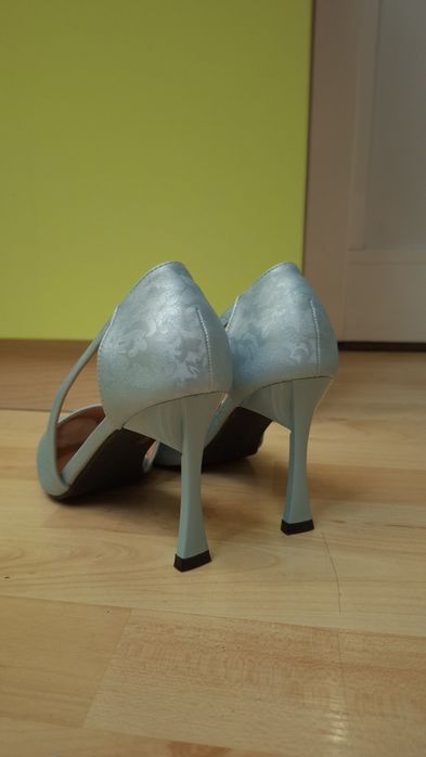 Продавам уникални светлосиньи токчета с цветя.