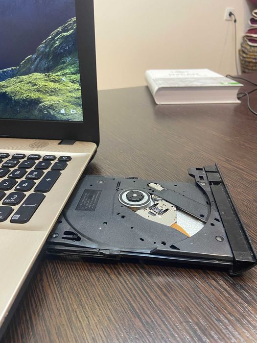 Продается ноутбук ASUS X541U