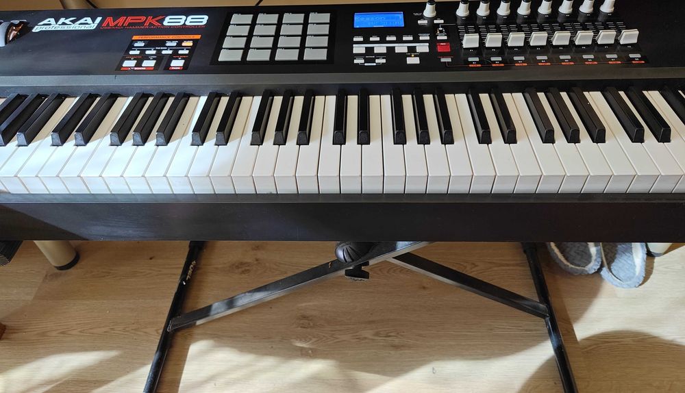 Продавам: Akai Professional MPK88 Keyboard Controller