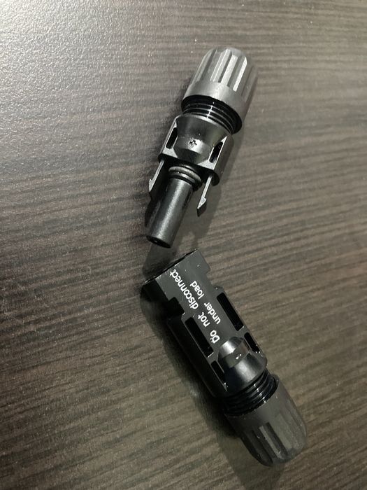 Конектори за соларни панели