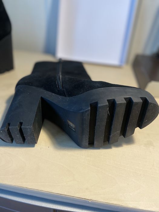 Продам демисезонные  ботинуи Calvin Klein Jeans