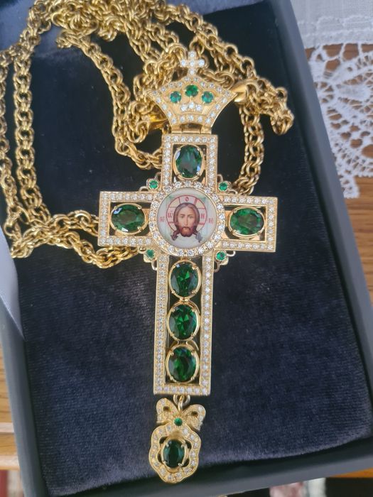 Vând Cruce pectorala fabricata din Alama placata Sufat cu Aur  cu pietre verzi din zirconiu lant durabil 120 cm
