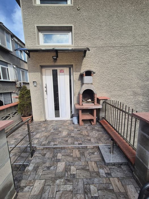 Продава 2 етажа от къща