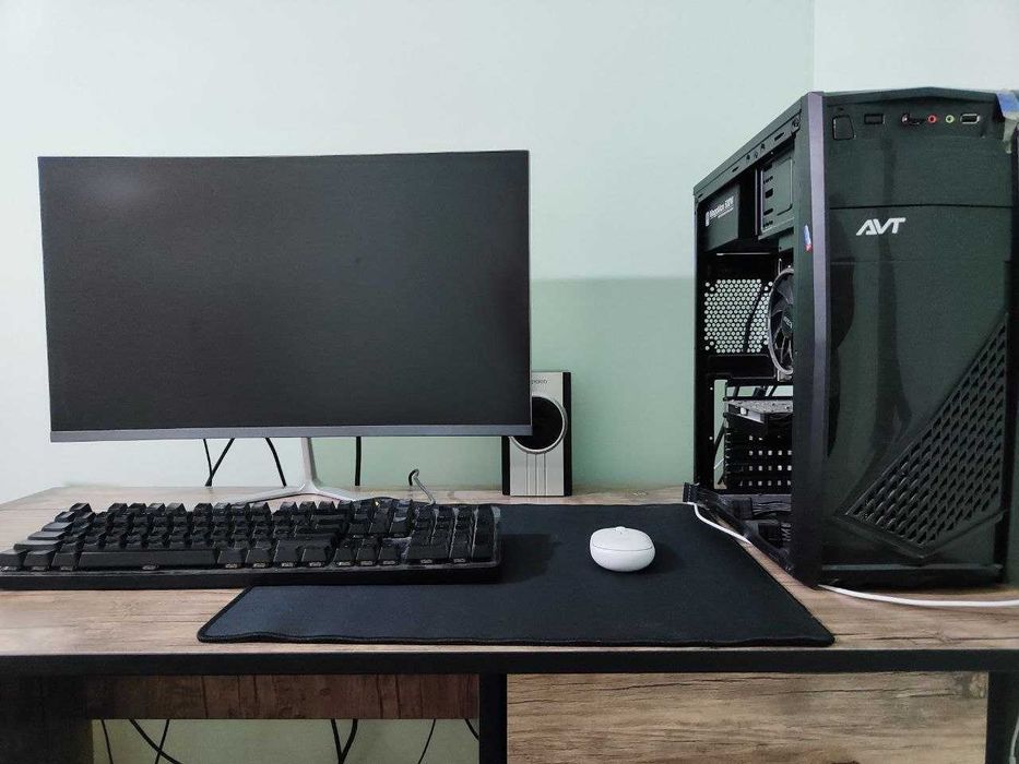Продаётся игровой настольный компьютер с 27" Curved монитором