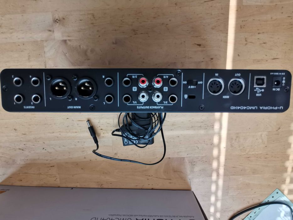 Behringer U-Phoria UMC204HD USB аудио интерфейс