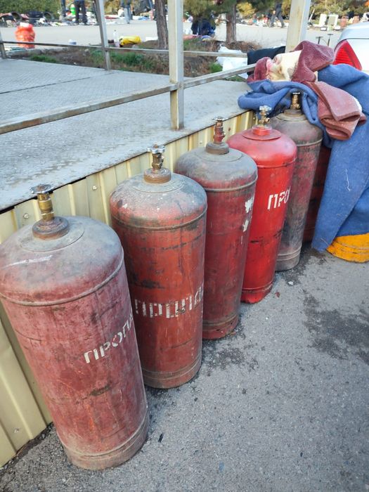 большой красный баллон газовый