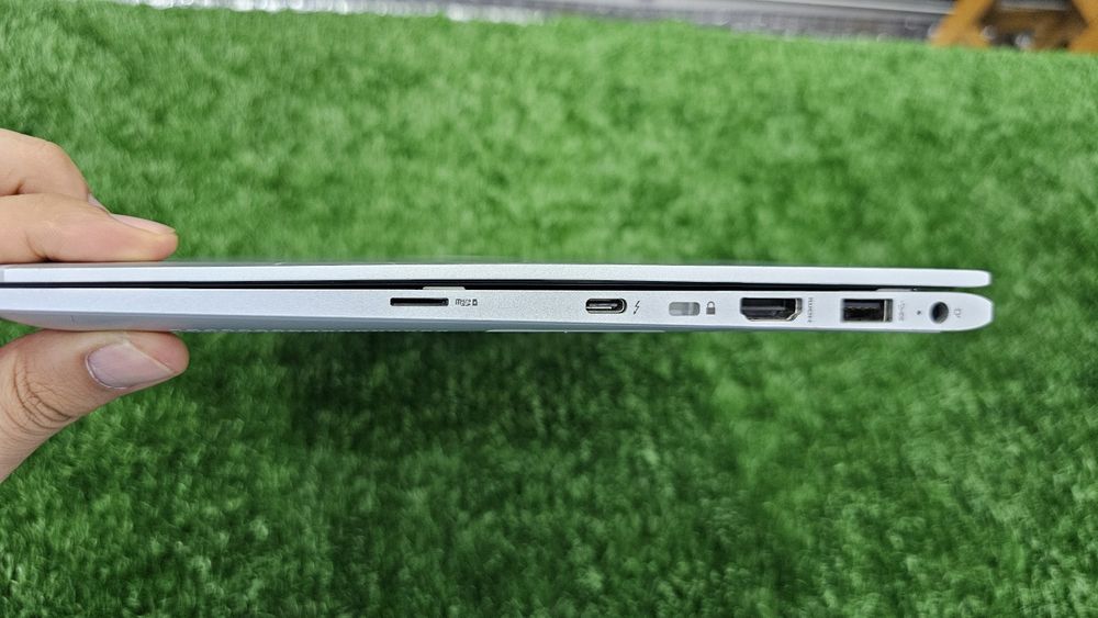 Hp elitbookHamma navaroti universal bo'lgan noutbuk izlaganlar bormi ?