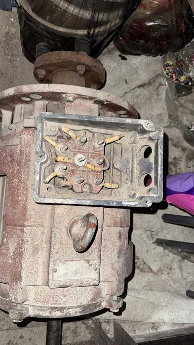 Электродвигатель для лифта.