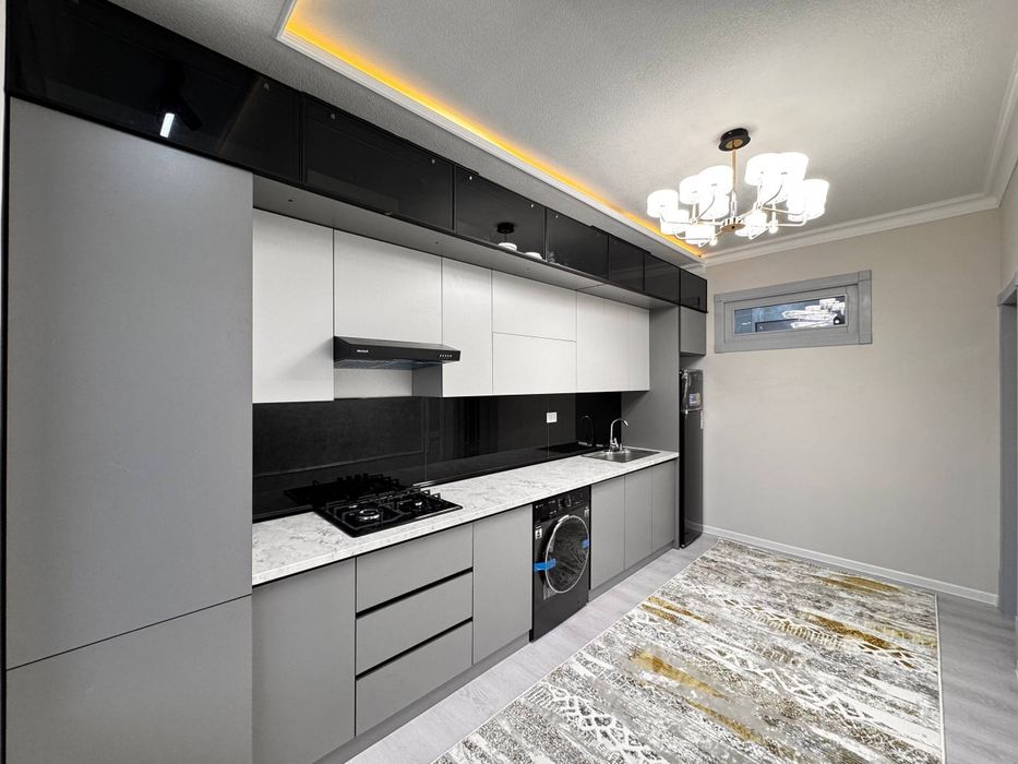 Продаётся 3х комнатная квартира на 1 - этаже. Титова