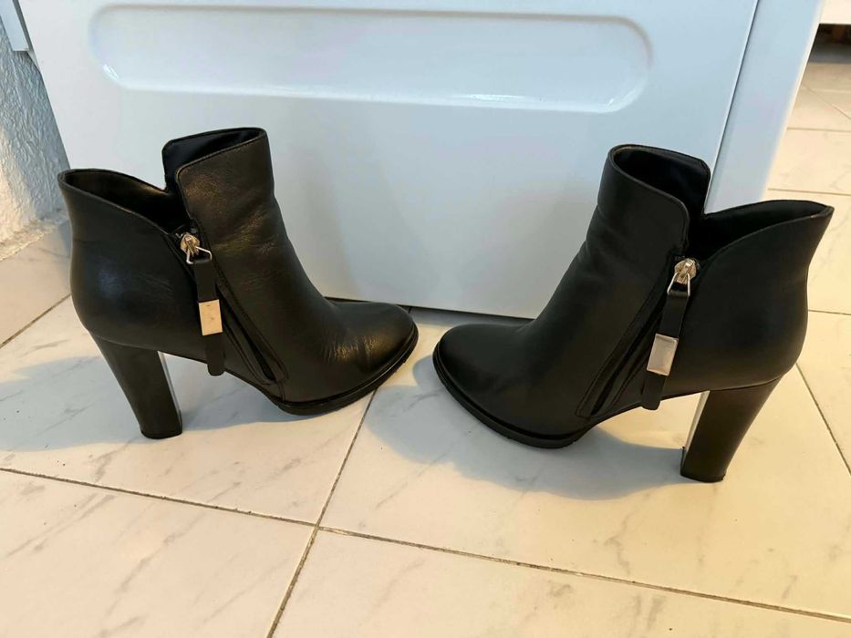 Два чифта боти, номер 39