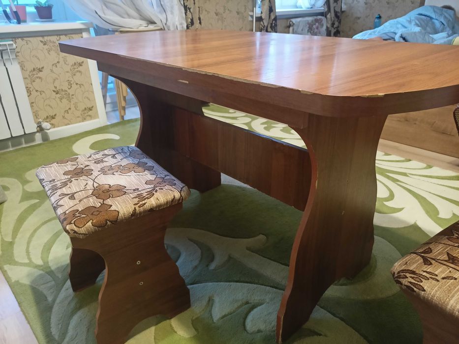 Продам стол с табуретками