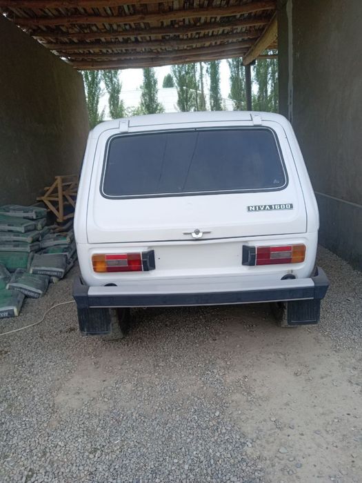 Niva 1990-yil srochna sotiladi 3700$