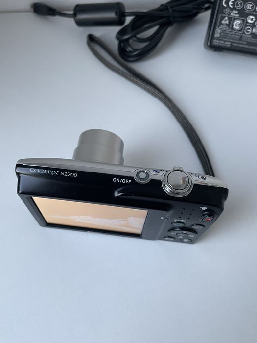 Aparat Foto Digital NIKON COOLPIX S2700 16.0 MP, 8GB, Wide 6X Zoom, HD Movie, Digital Point and Shoot Camera