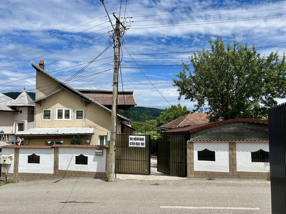Casă de vânzare cu teren generos și livadă pe rod în spate