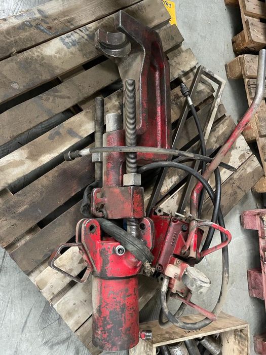 Presă hidraulică mobilă pentru zale