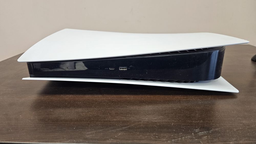 Плейстейшън 5 с два джойстика