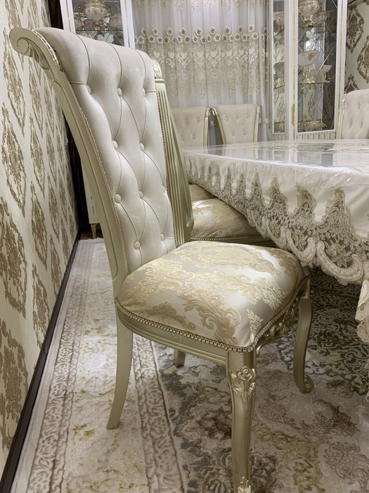 Стол с стульями и пенал