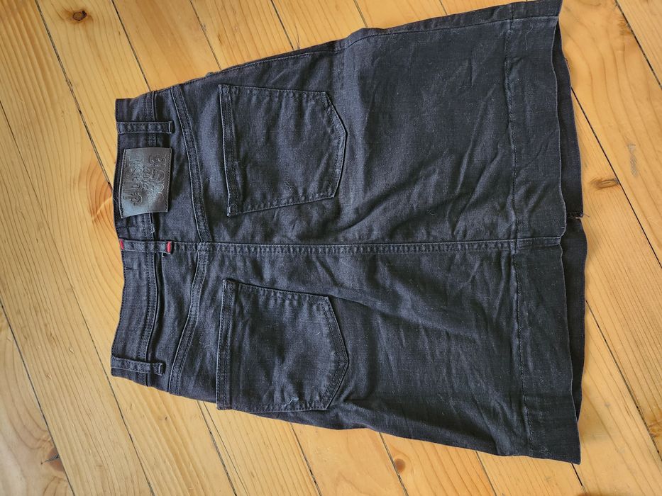 Бели дънки на Guess и Черна къса пола