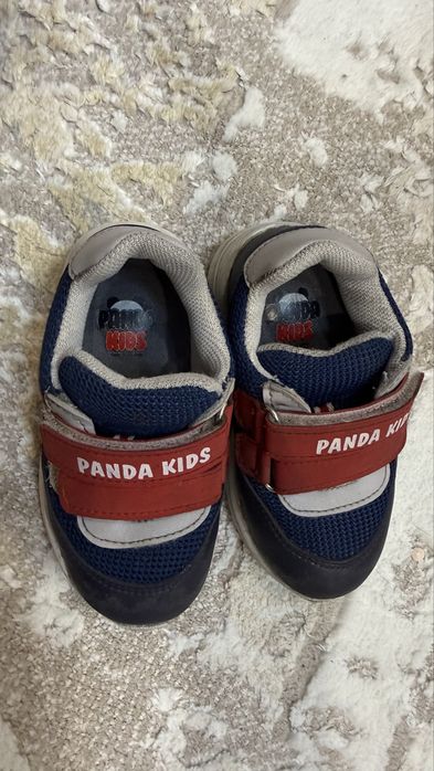 Отдам бесплатно кроссовки