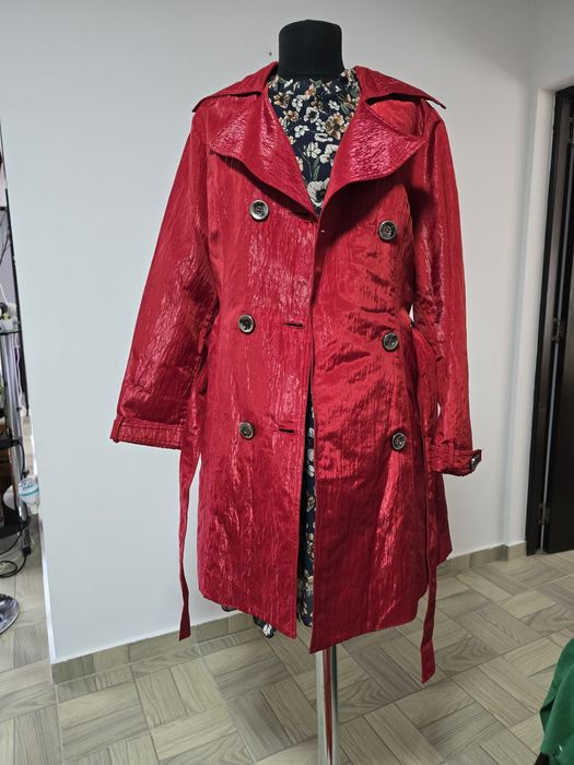 Trench rosu metalizat, inchidere dublu nasturi, cordon in talie;