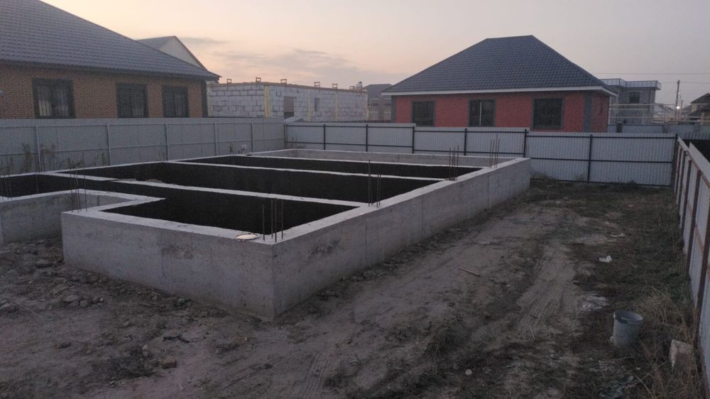 Участок с фундаментом