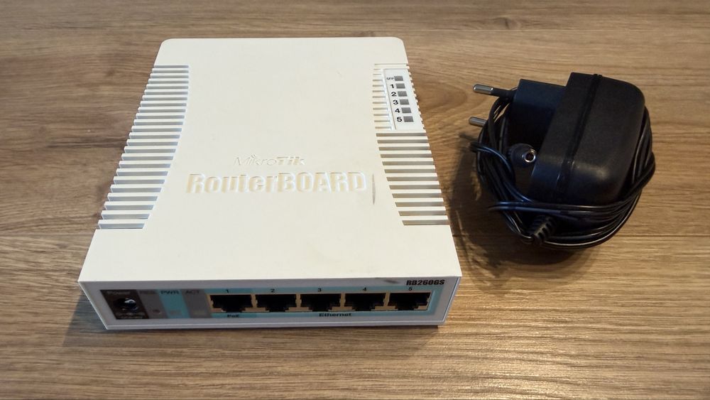 2 нови рутера Mikrotik RB260GS с оригинални адаптери
